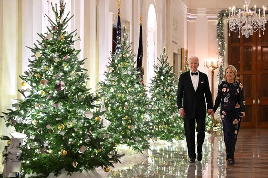 Joe Biden and the First Lady at 45th Kennedy Center Honors red carpet look