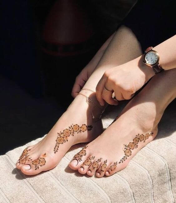 Minimalistic Mehndi For Foot