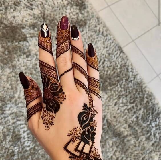 Chic And Trendy Mehndi Design