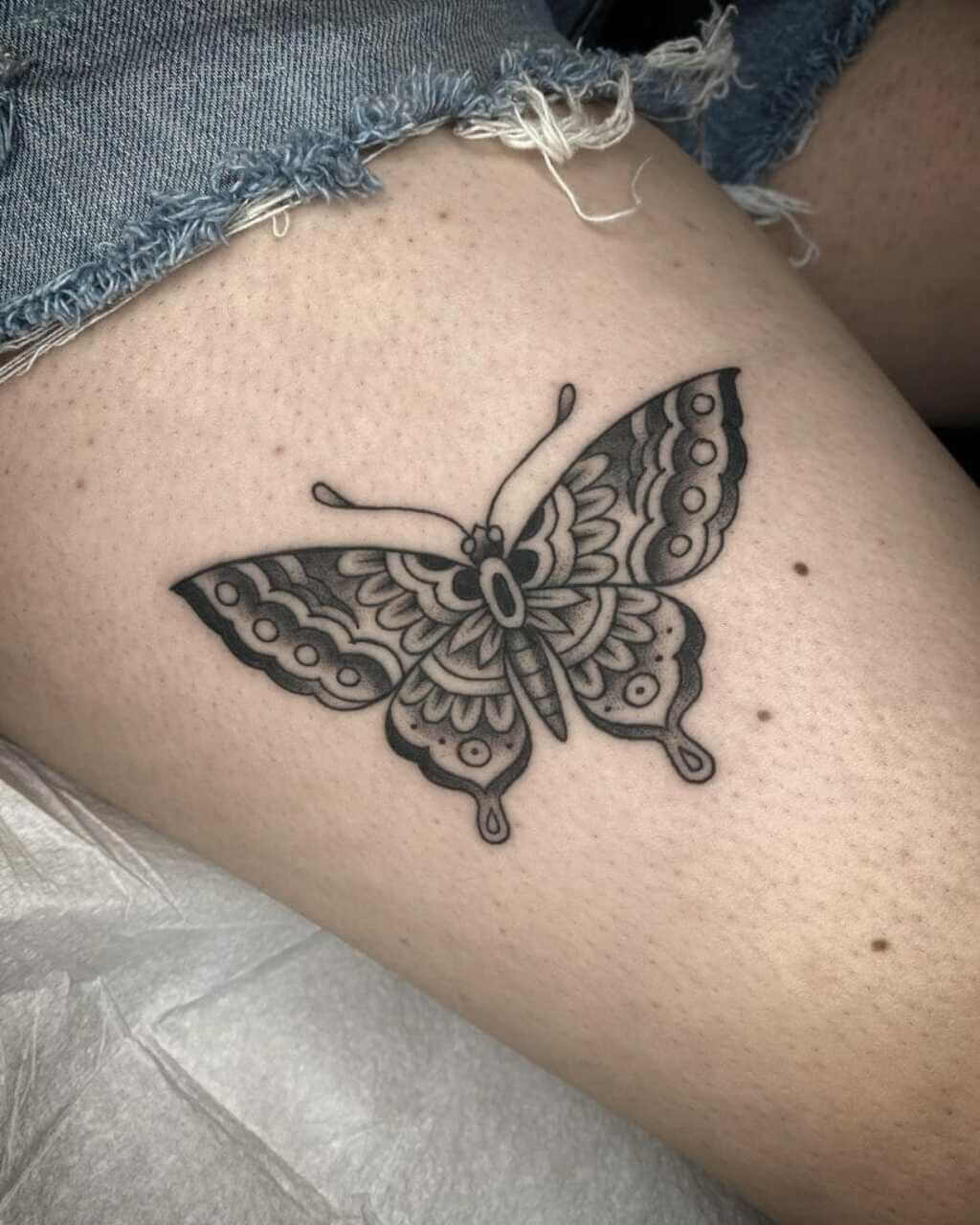 unique thigh tattoo