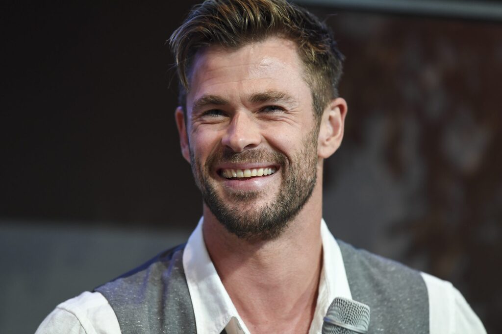 Chris Hemsworth medium length Hairstyles