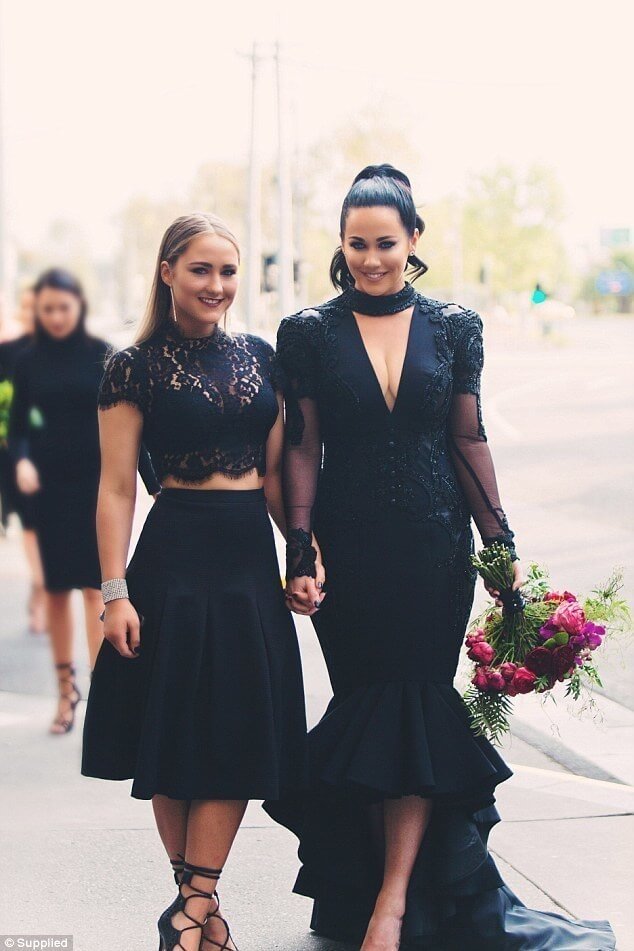 На свадьбе в черном платье