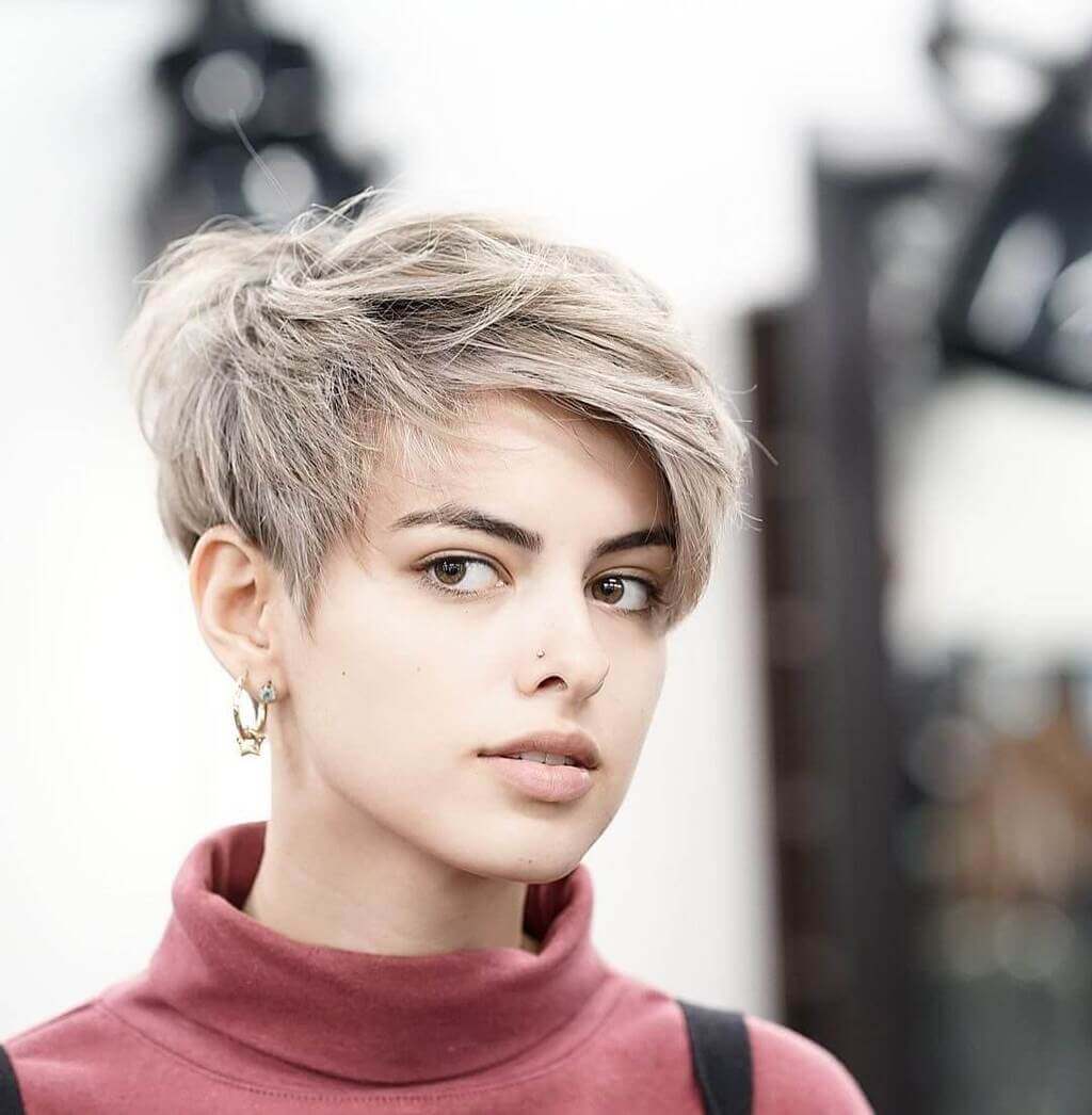 23 Gorgeous Short Hairstyles for Round Face Shapes  Who What Wear