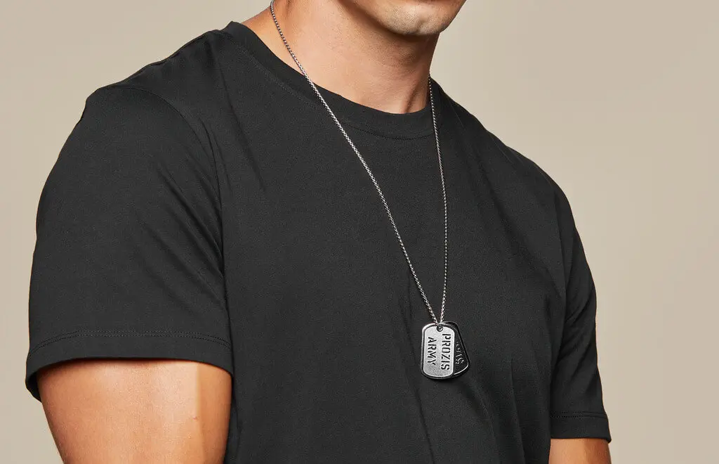 Best Necklace Guide for Men in 2024