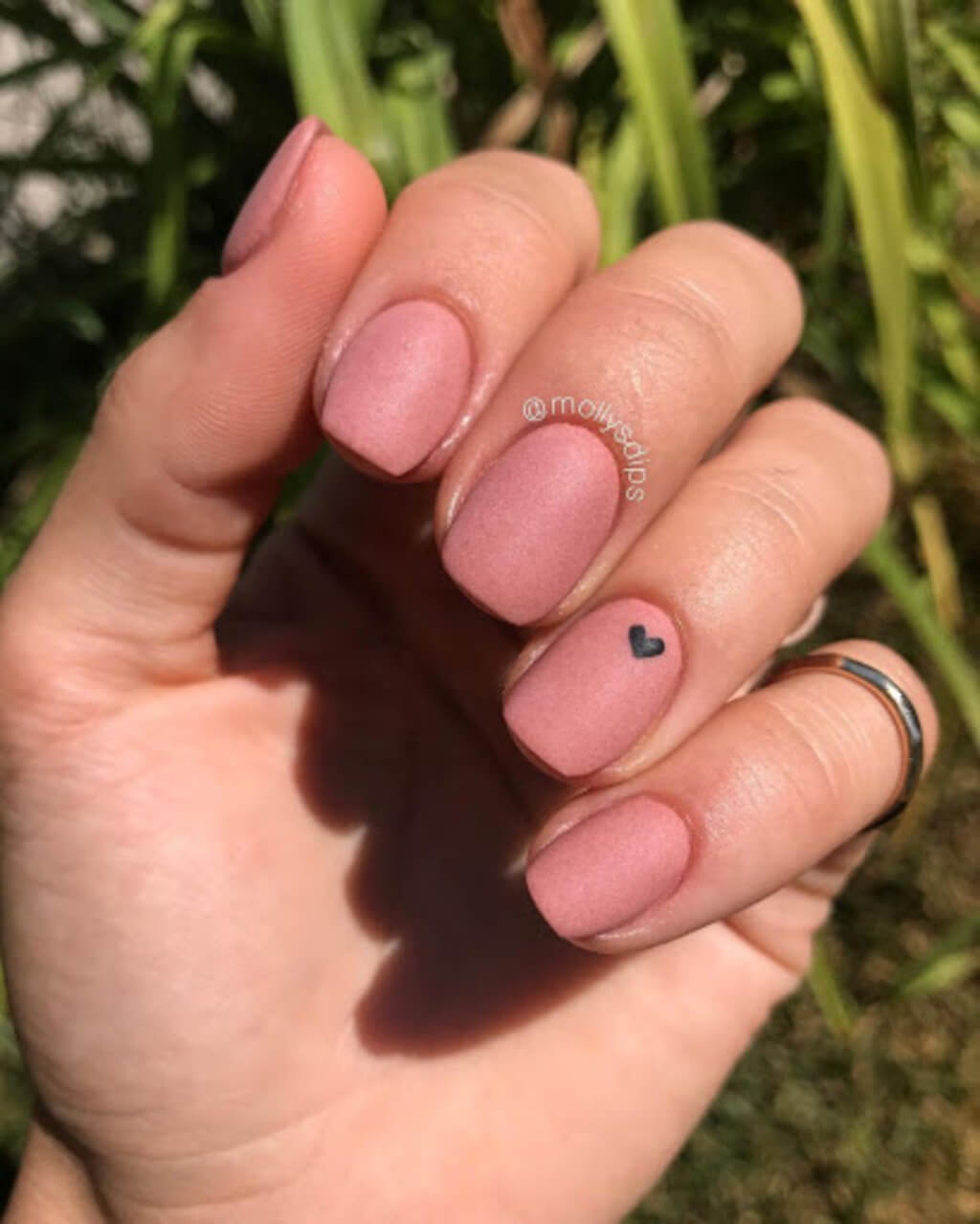 Short and Nude: manicure designs