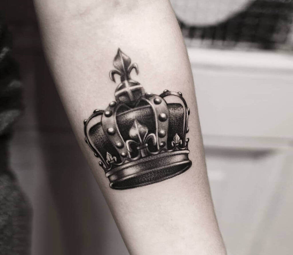 Crown Tattoo: traditional american tattoo