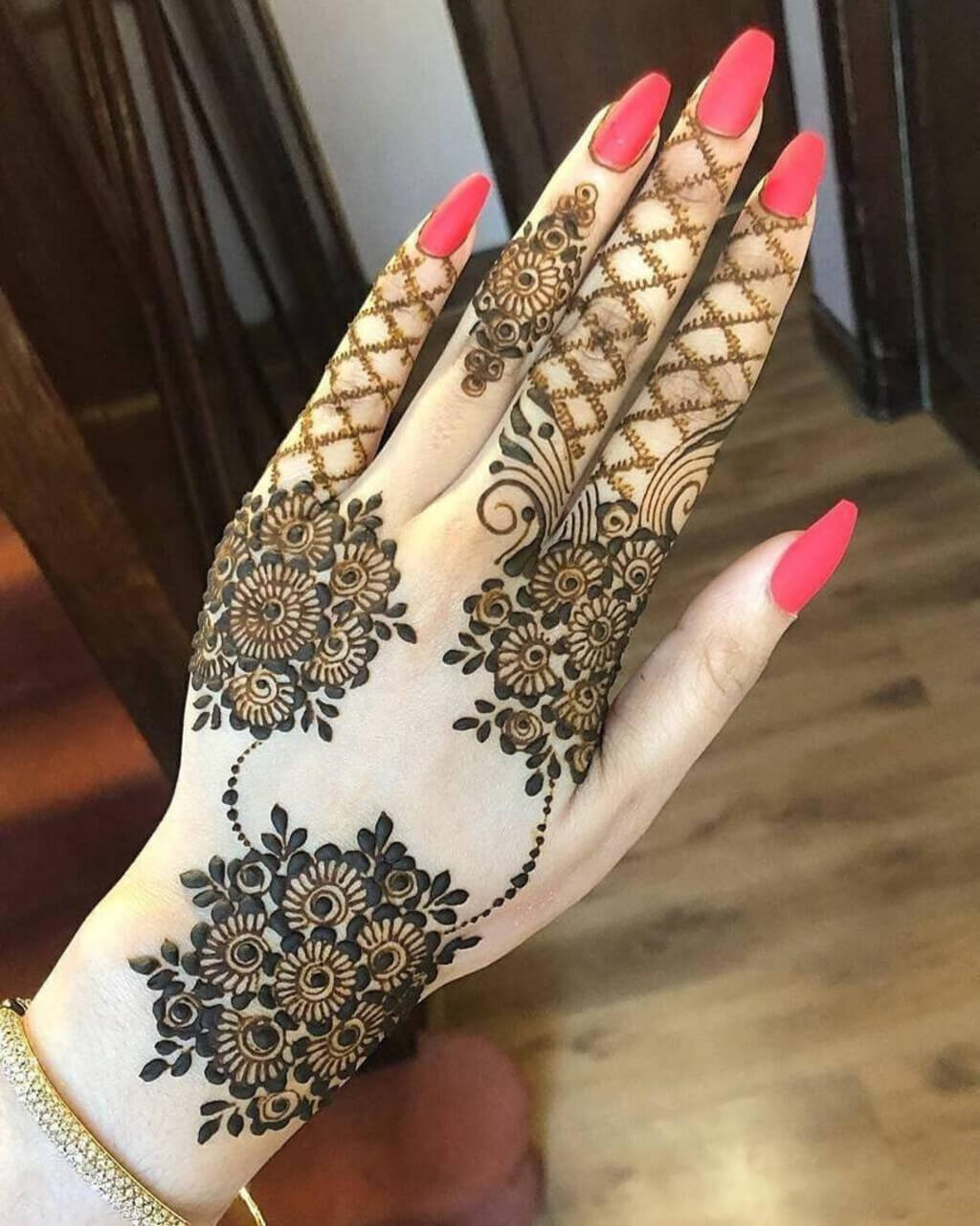 Minimalistic Arabic Mehndi Design Ideas For Intimate Weddings