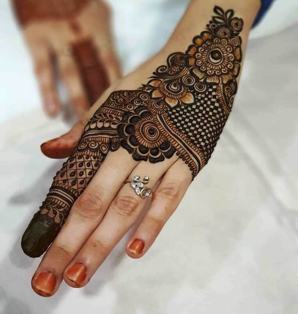 The Classic and stylish Mehndi Back Design