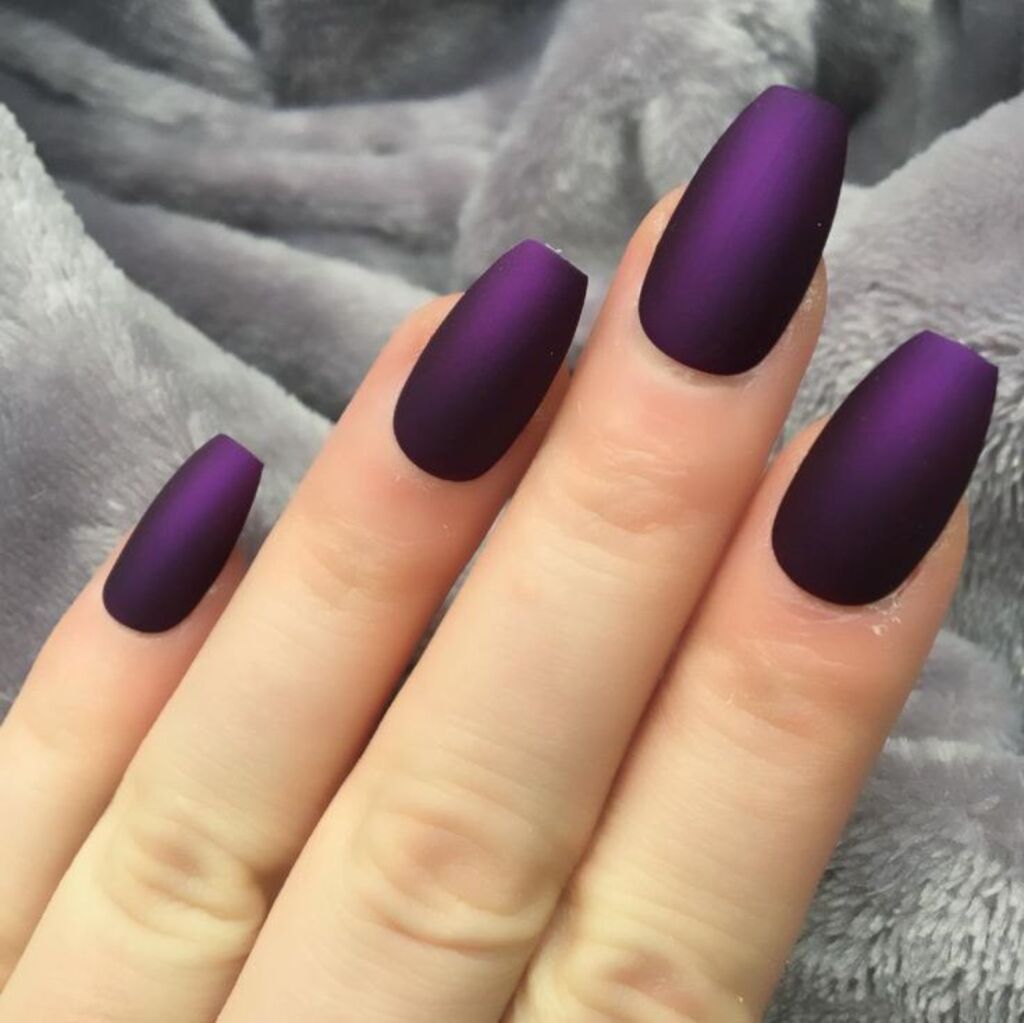 Темно-фиолетовый маникюр