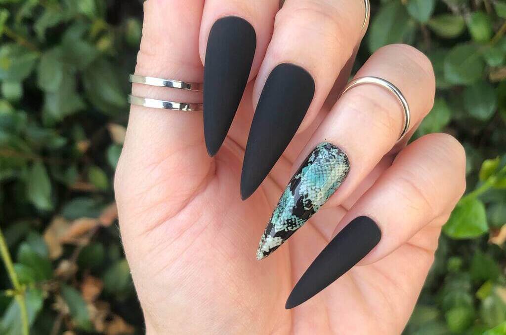 Trendy Black Snake Print Nails