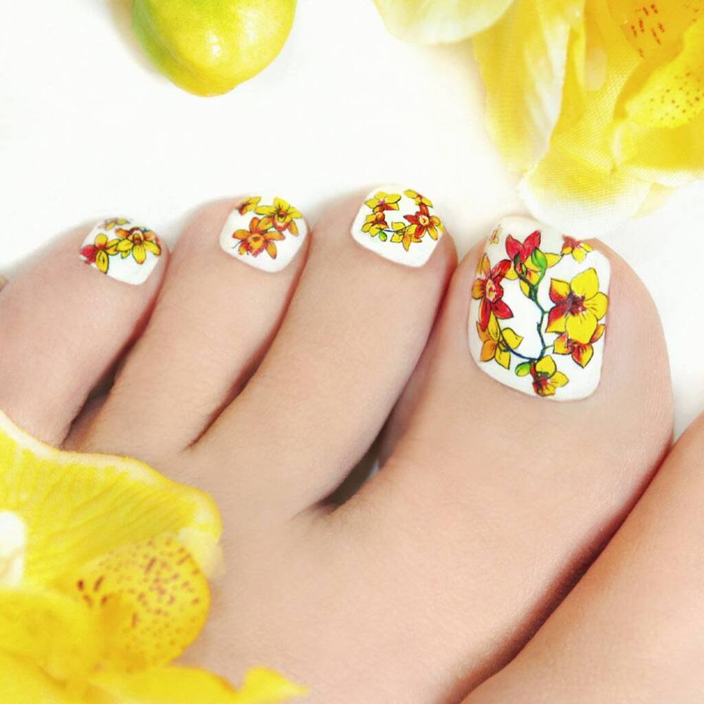cute acrylic toe nails with flower design 