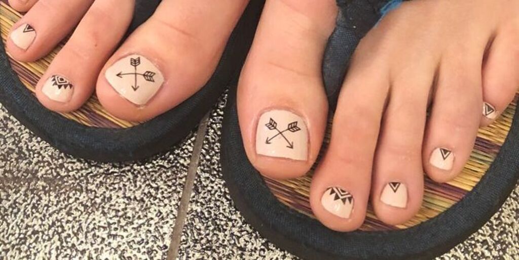 A pair of feet with arrows design on them
