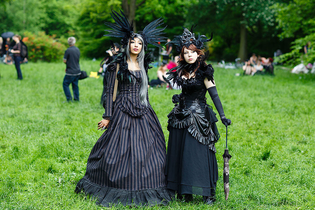 7 Best Female Goth Outfit Ideas That You’ll Love