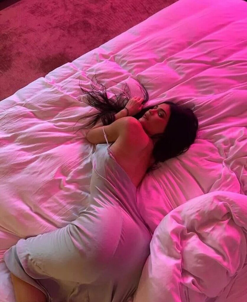 Kylie Jenner's Bedroom Photos Go Viral on the Fashionterest