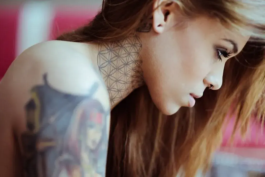 18 Unique Throat Tattoo Ideas for Men and Women - Tikli