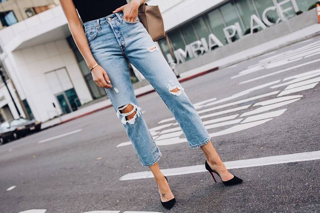 Cut-Off Jeans and Sandals a Trendy Outfit Ideas for Women