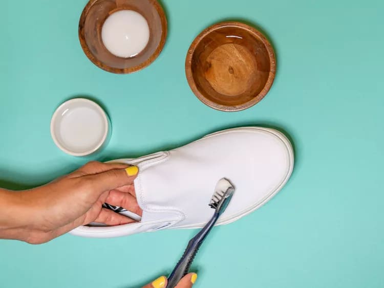 Baking Soda and Vinegar for clean white converse